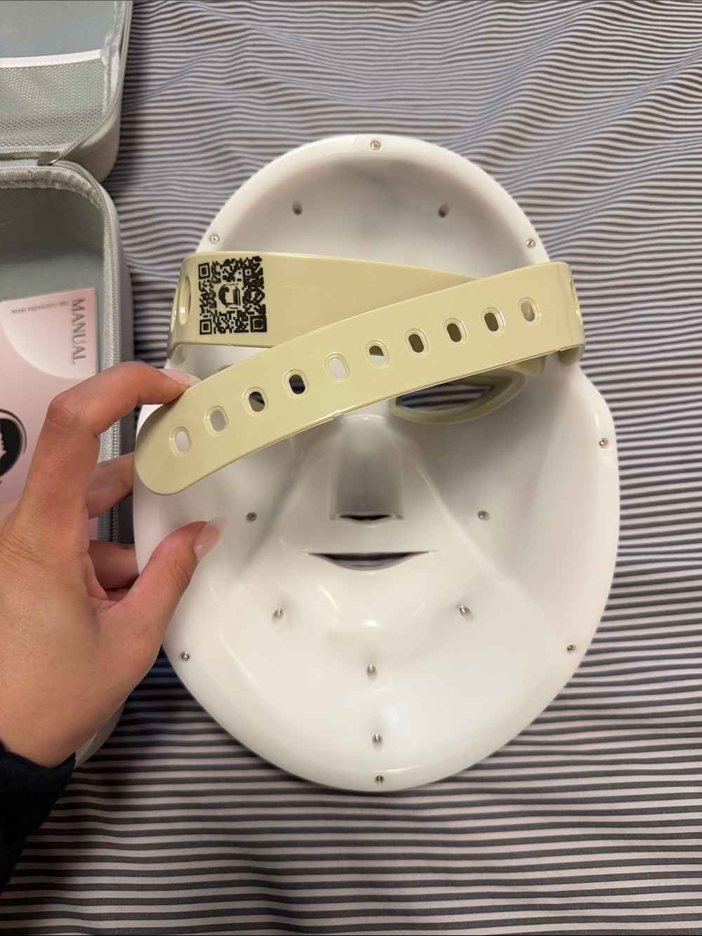 LED Cleopatra Facial Mask Therapy Device - Bronze & White - Picture 3 of 5